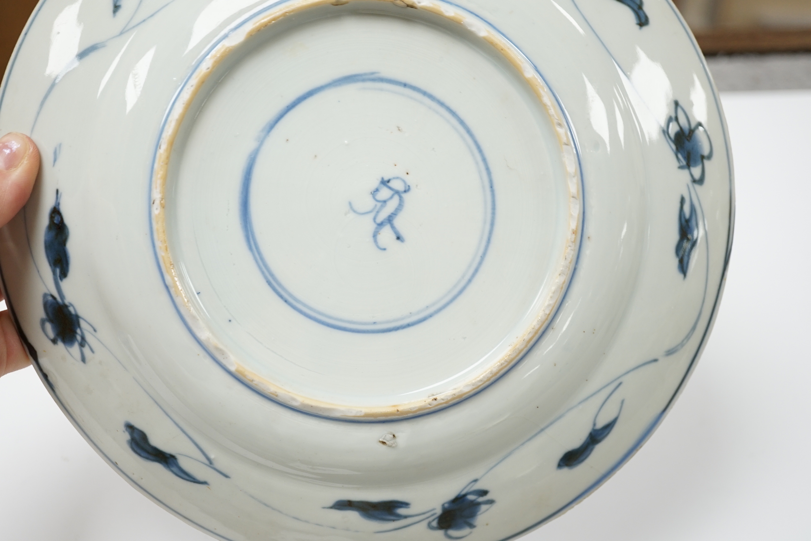 A Chinese 'Kraak porselein' blue and white plate and a Wanli blue and white saucer dish, largest 22cm diameter